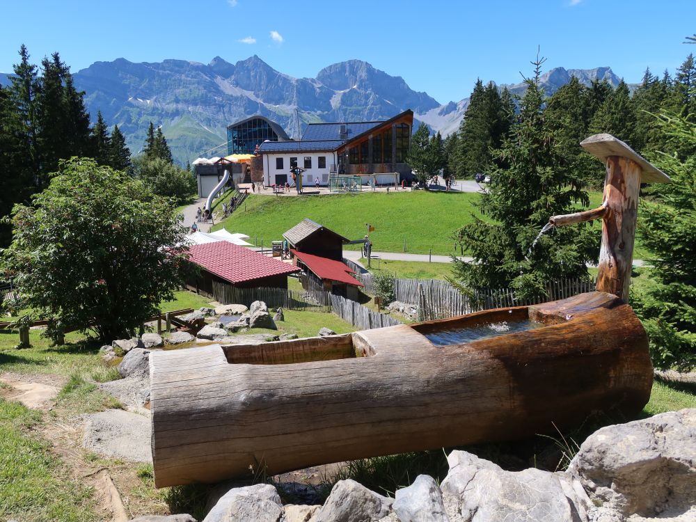 Bergstation Ristis mit Brunnen