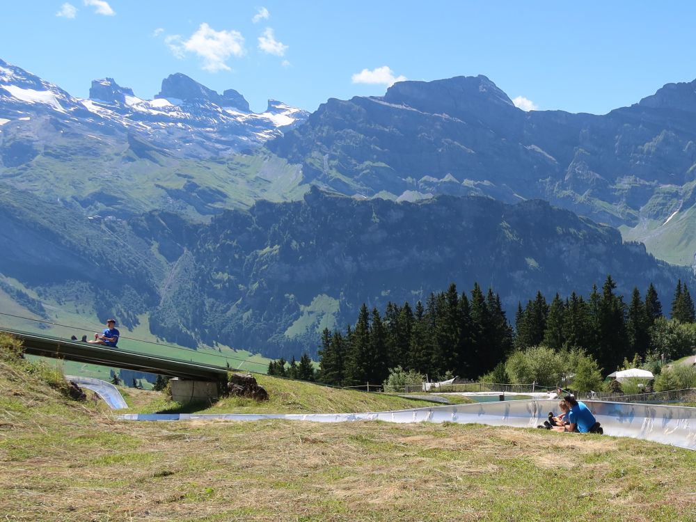 Auf und ab auf der Rodelbahn mit Wendenstöcke und Graustock