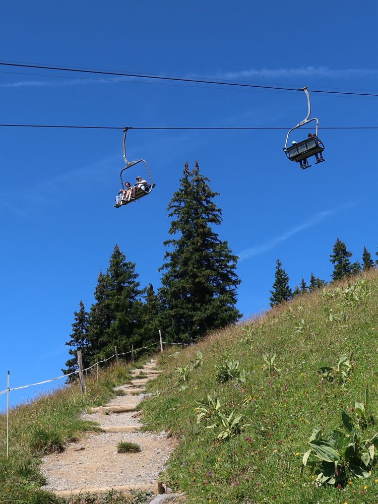 Sessellift über dem Wanderweg