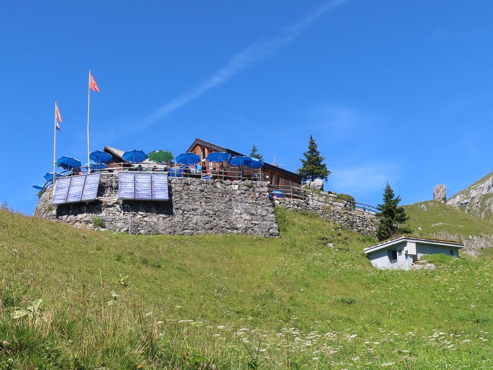 Sonnenschirme an der Brunnihütte