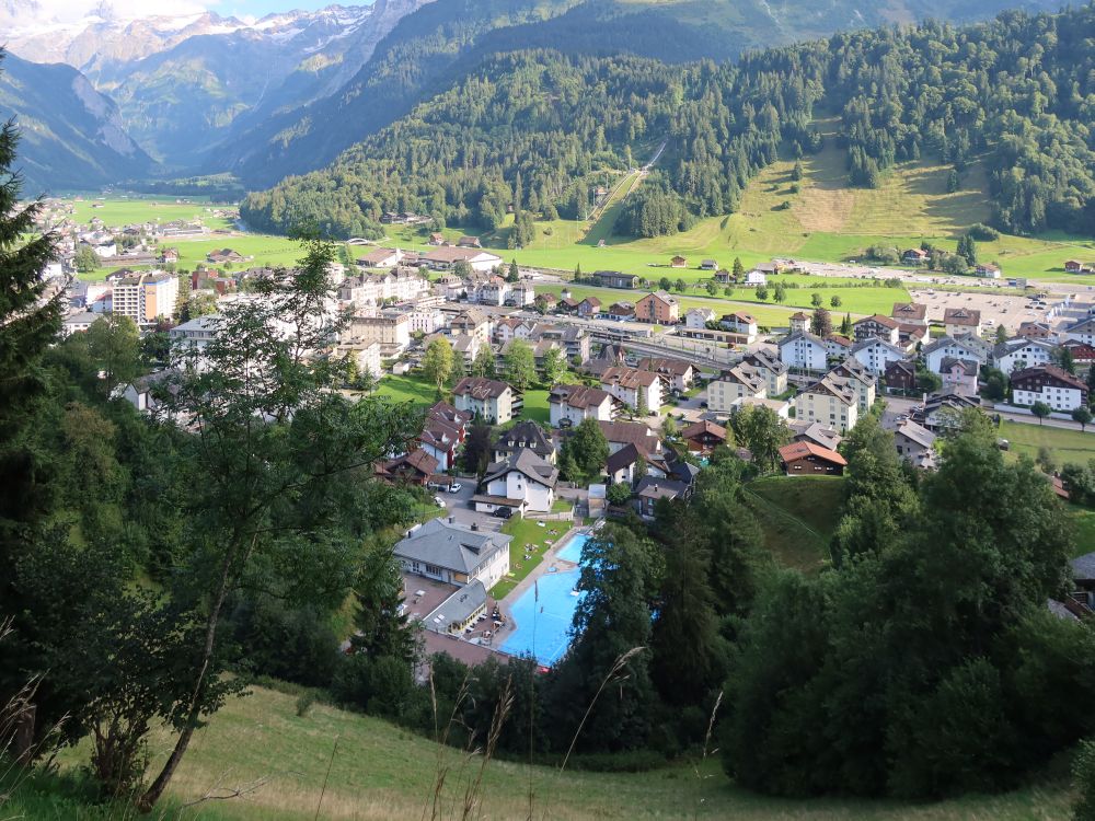 Blick auf Engelberg mit Freibad