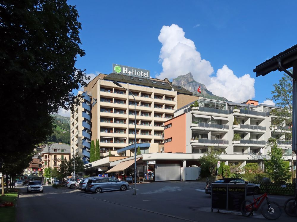 H+ Hotel mit Wolke überm Hahnen