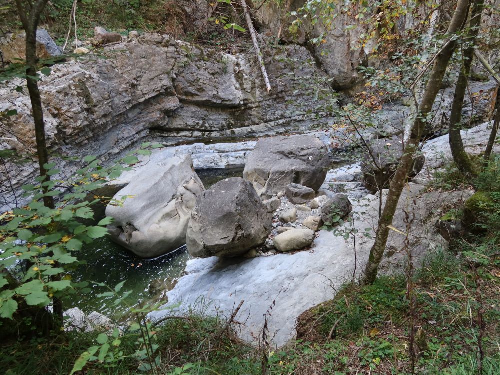 grosse Felsbrocken im Seebenbach