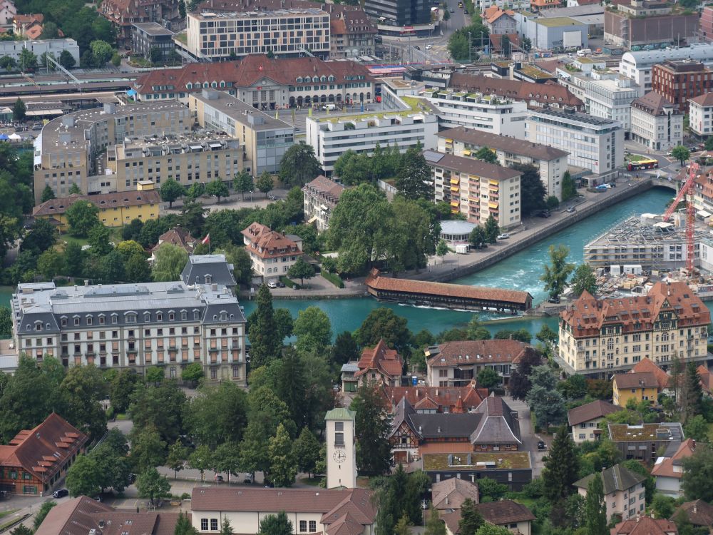 Thunerhof (li.) und Scherzligschleuse an der Aare