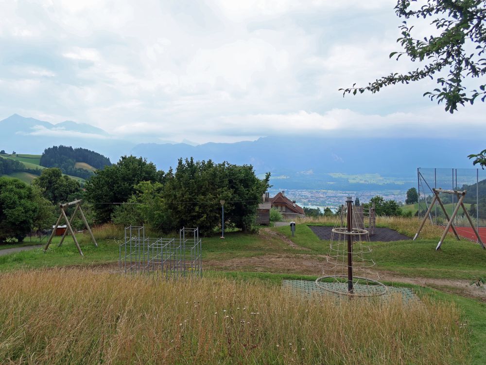 Kinderspielplatz mit Blick auf den Thunersee