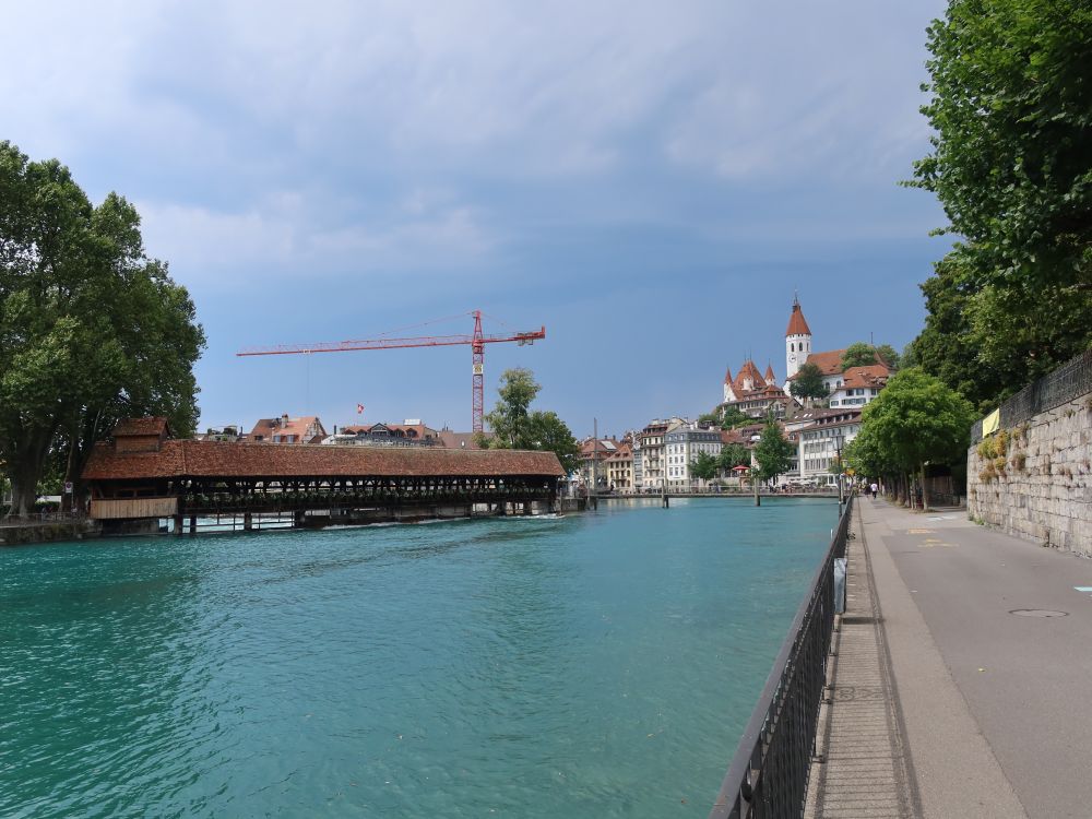 Aare mit Scherzligschleuse und Stadtkirche