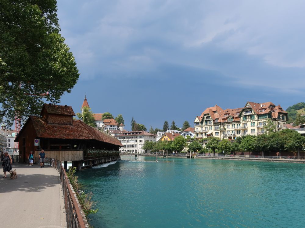 Aare mit Scherzligschleuse und Stadtkirche