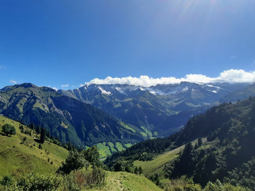 Gipfel in Wolken überm Sernftal