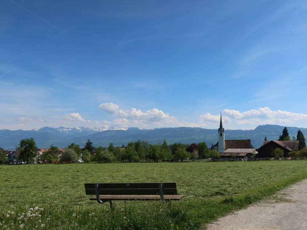 Sitzbank und Kirche Hombrechtikon