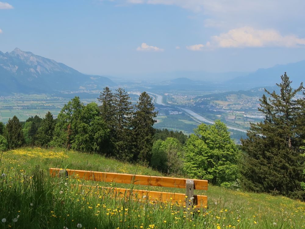 Sitzbank mit Blick ins Rheintal