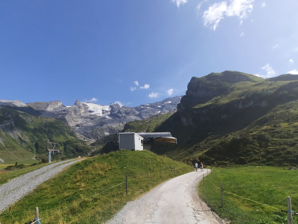 Bergstation Seilbahn Trübseehopper mit Titlis und Jochnasen