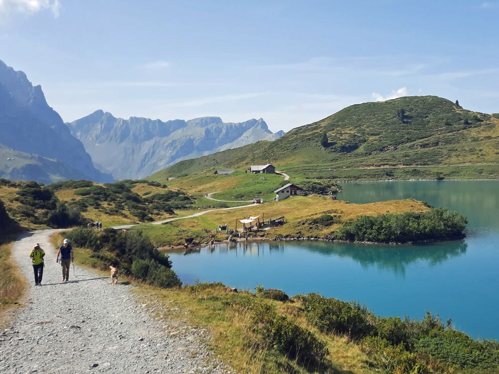 Weg am Südwestufer des Trübsee