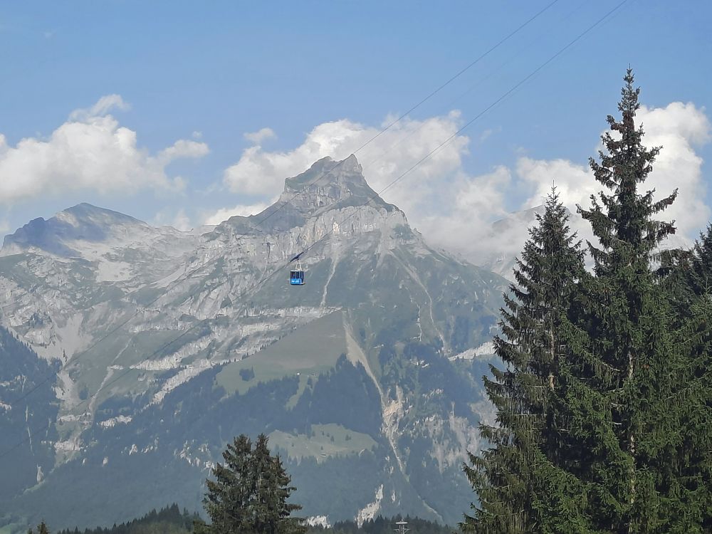 Seilbahngondel vor dem Hahnen