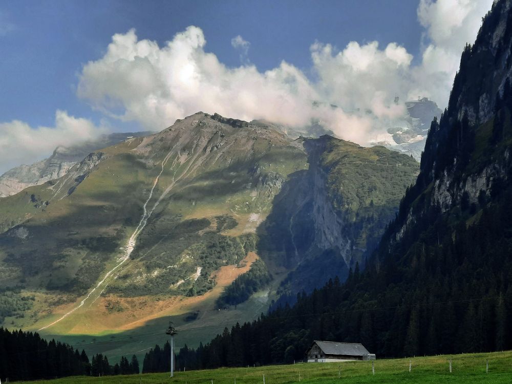 Gäntiflue und Wolken am Titlis (re.)