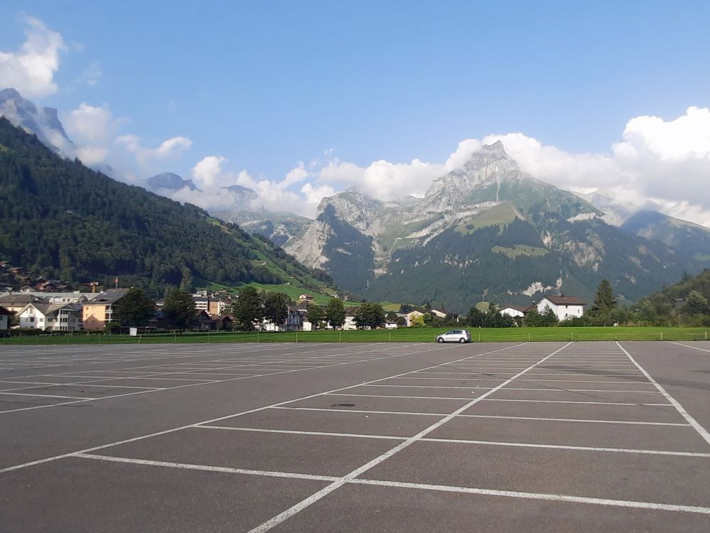 leerer Parkplatz mit Hahnen