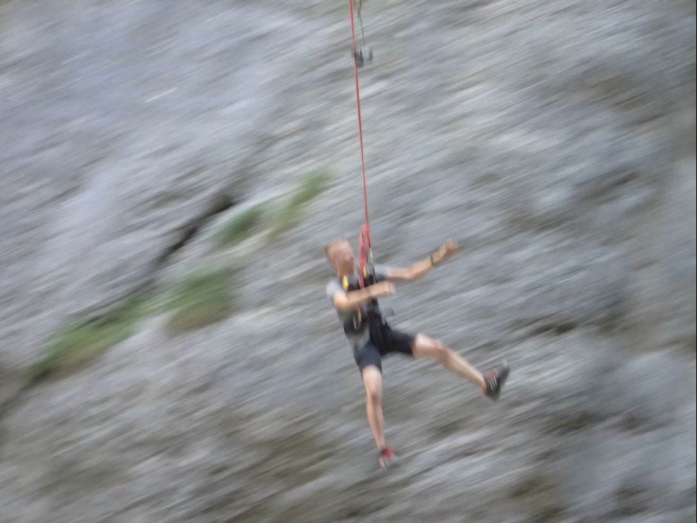 Springer bei Canyon Swing