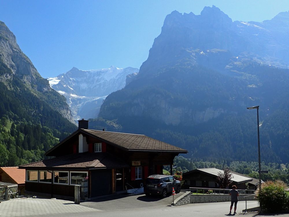 Kleines Fieschhorn und Ostegg überm Holzhaus