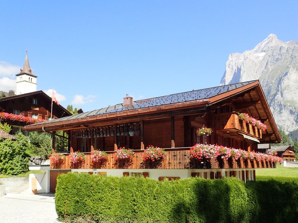 Holzhaus und Wetterhorn