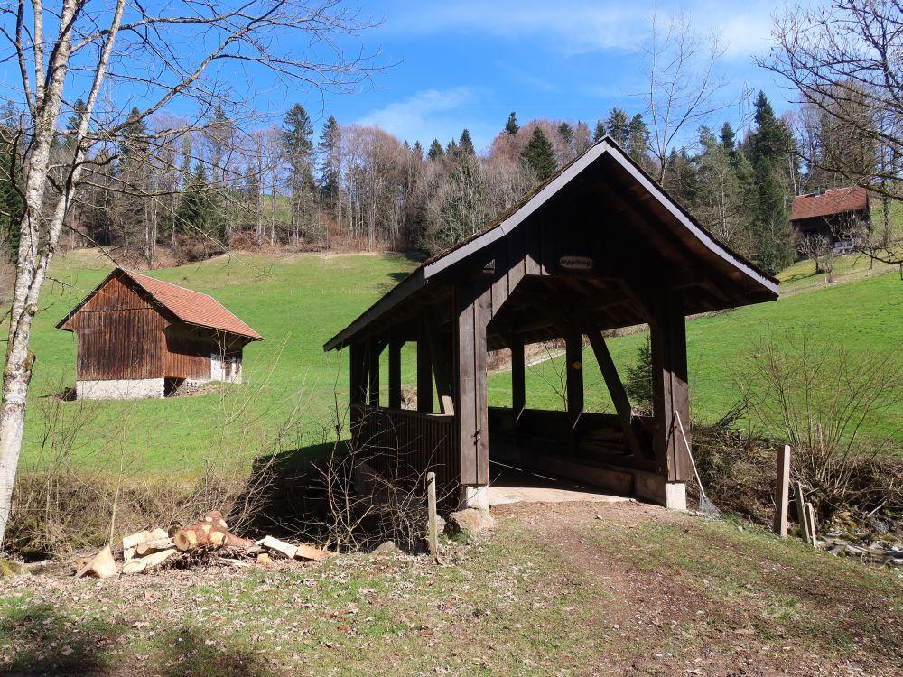 überdachte Holzbrücke