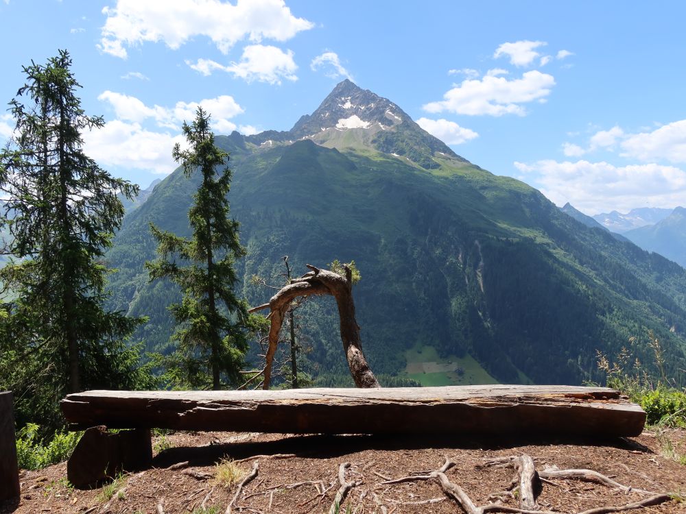 Sitzbank mit Blick zum Bristen