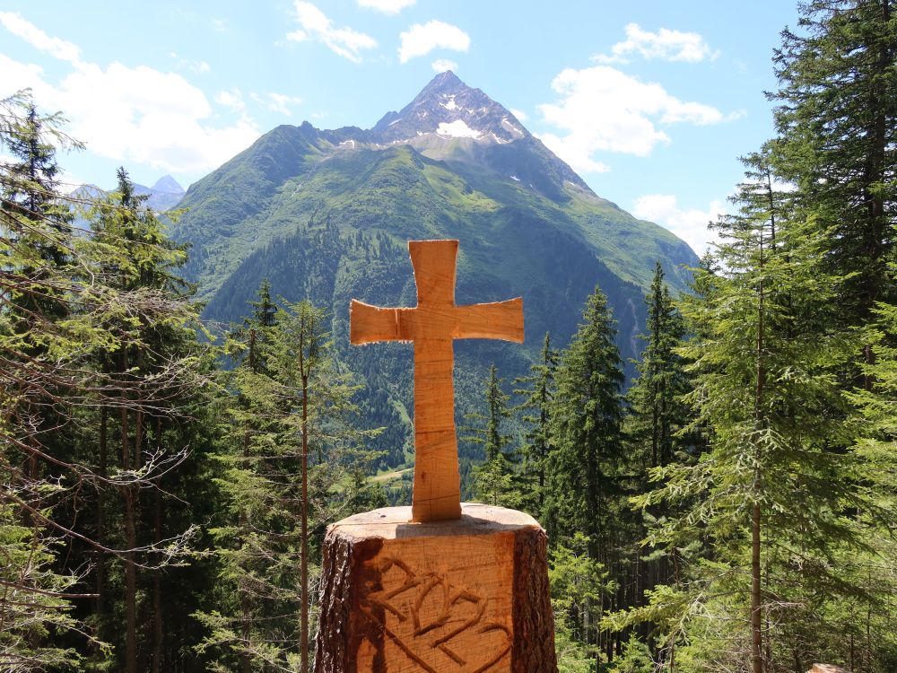 Holzkreuz und Bristen