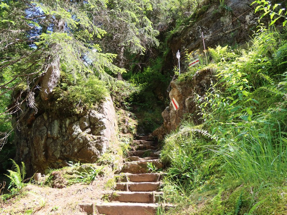 Treppe und Felsdurchbruch