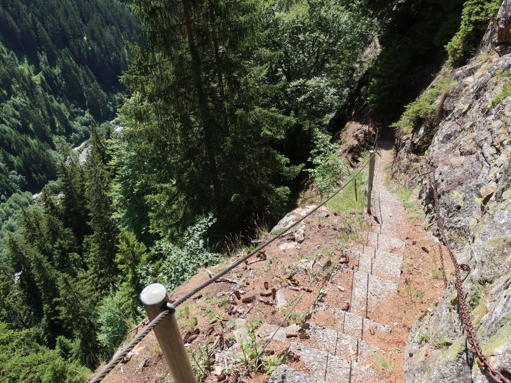 Treppe mit Seilsicherung