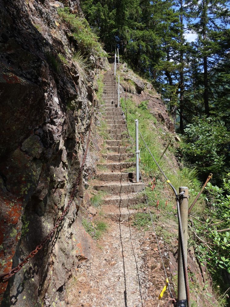 Treppe mit Seilsicherung