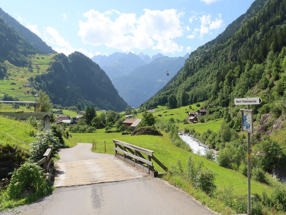 Blick Richtung Ortsteil Widenberg im Maderanertal