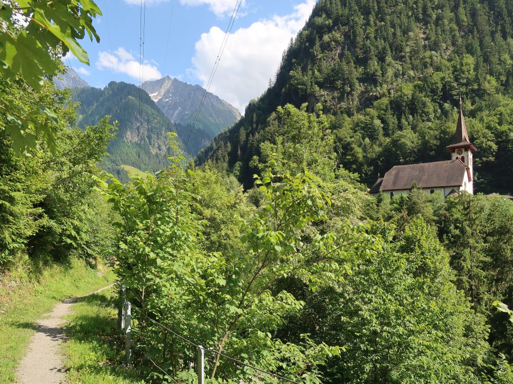 Pfad und Kirche von Bristen