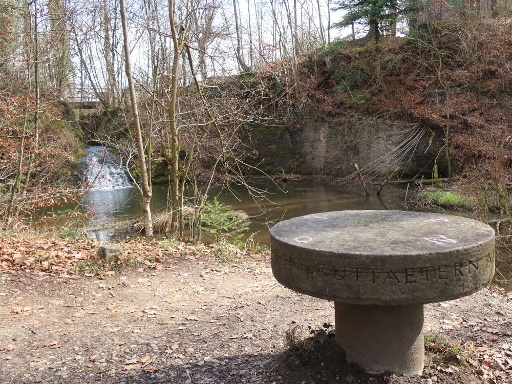 Steintisch am Gissenweiher