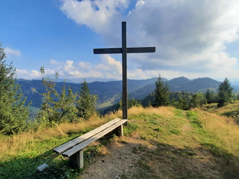 Sitzbank und Kreuz am Amselspitz