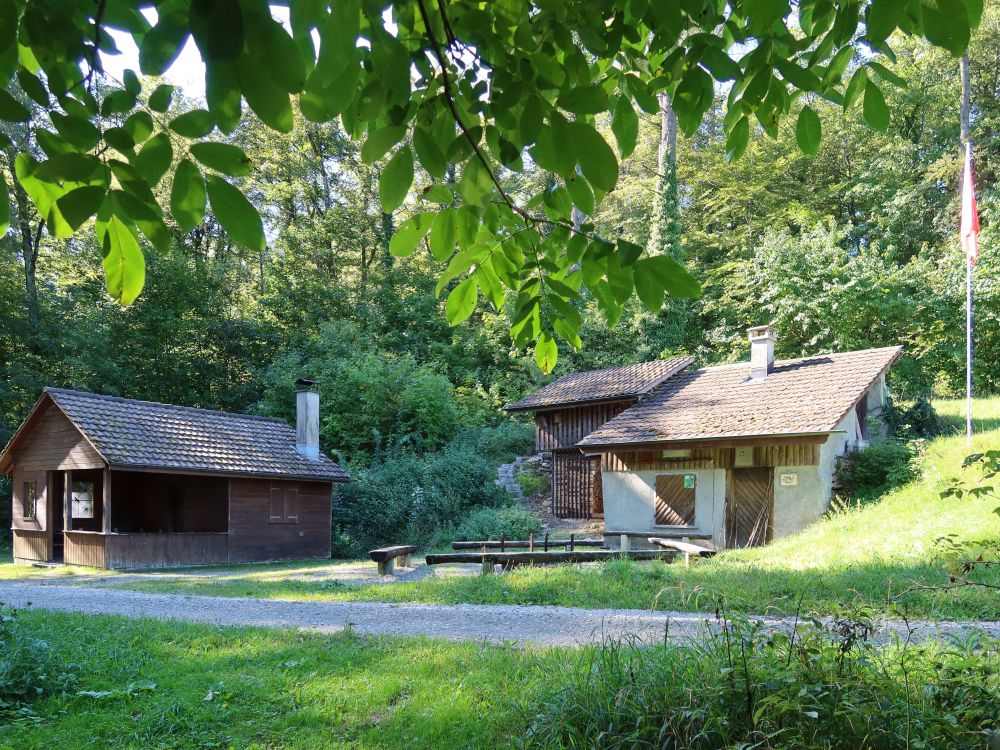 Waldhütte mit Grillplatz