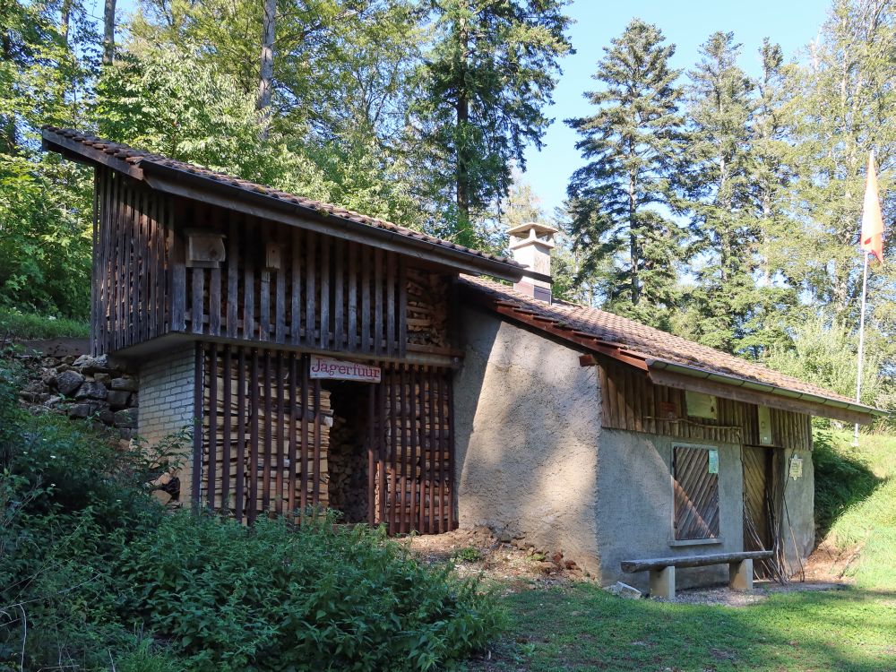 Hütte mit Brennholz