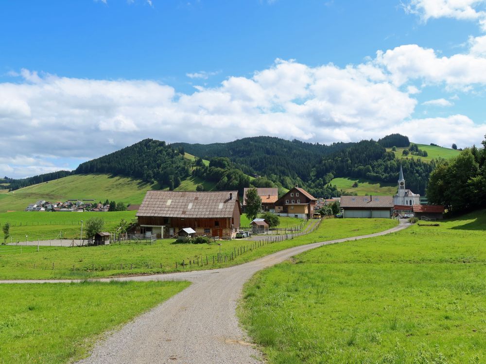 Müllern mit Nüsellstock (li.)