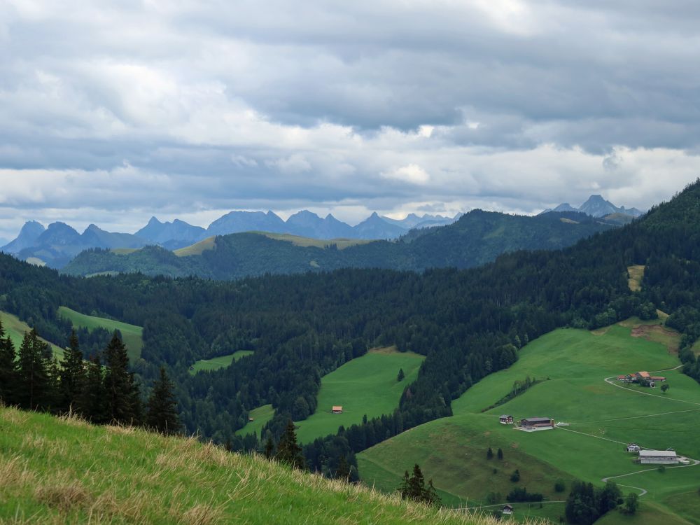 Chöpfenberg (li.) bis Fluebrig (re.)