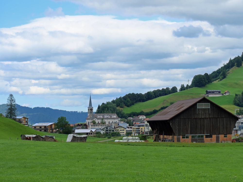 Kirche und grosser Stall in Rothenthurm