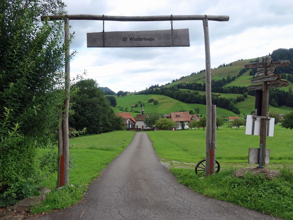 Tor zur Beaver Creek Ranch mit Loreto-Kapelle im Hintergrund