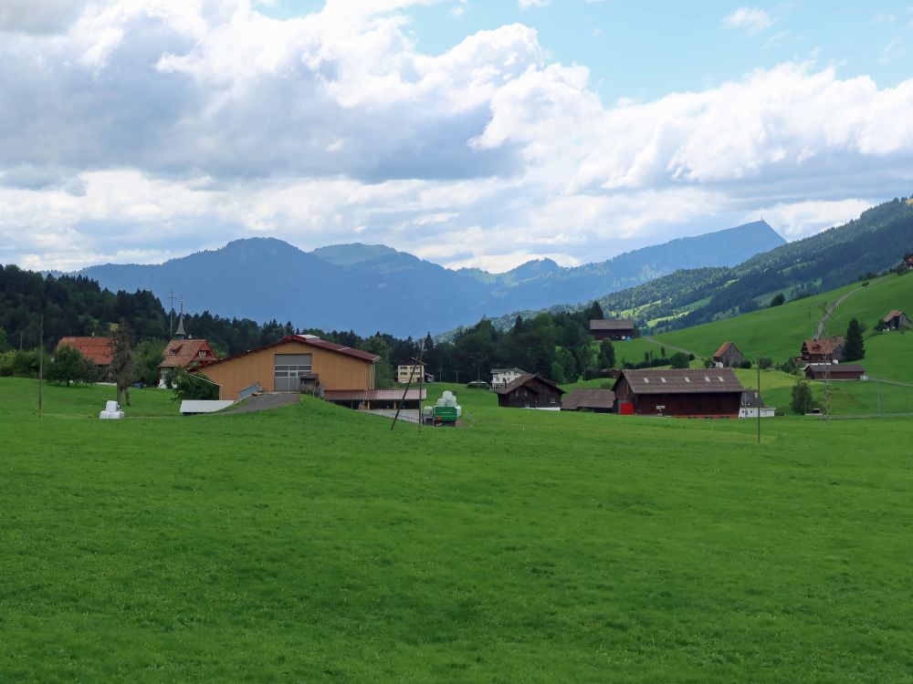 Rigi Scheidegg (li.) und Rigi Kulm (re.) über Redingburg