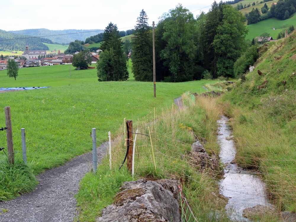 Kirche in Rothenthurm und Bach am Mäderenweg