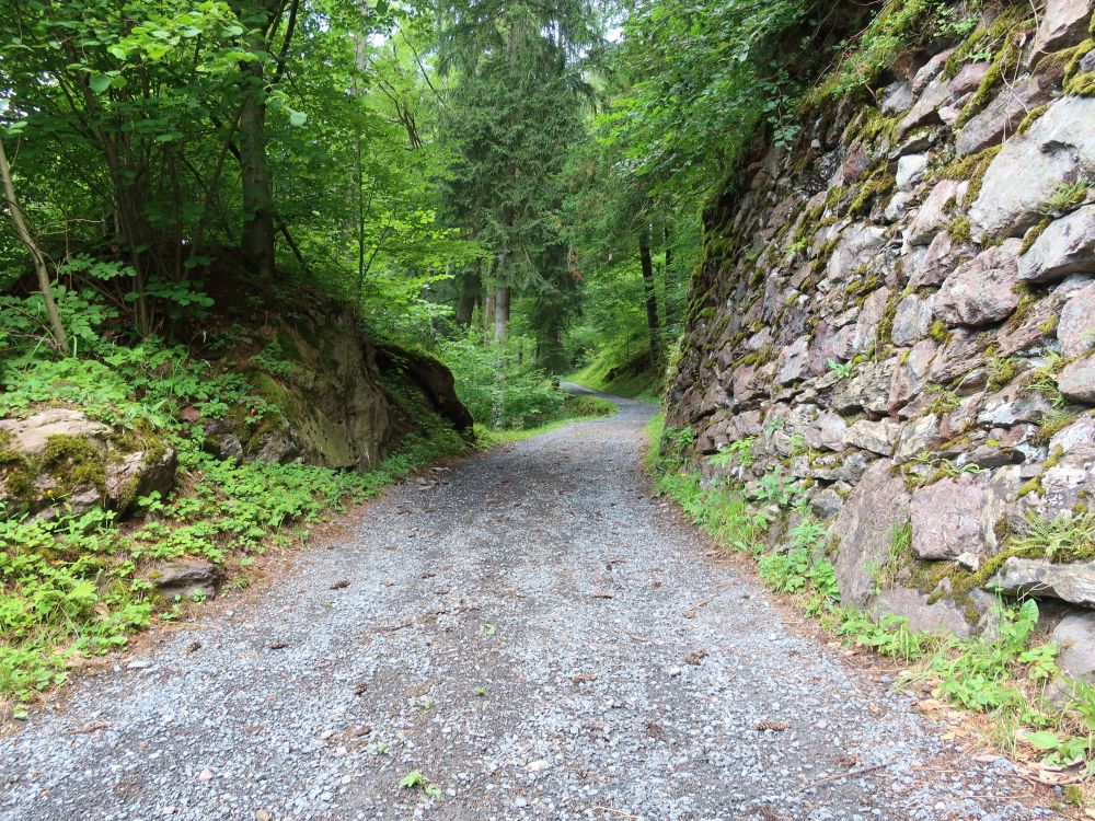 Weg zwischen den Felsen