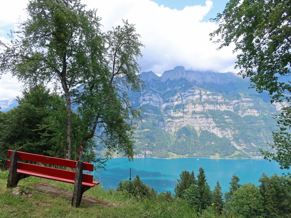 Sitzbank mit Blick auf Walensee und Churfirsten