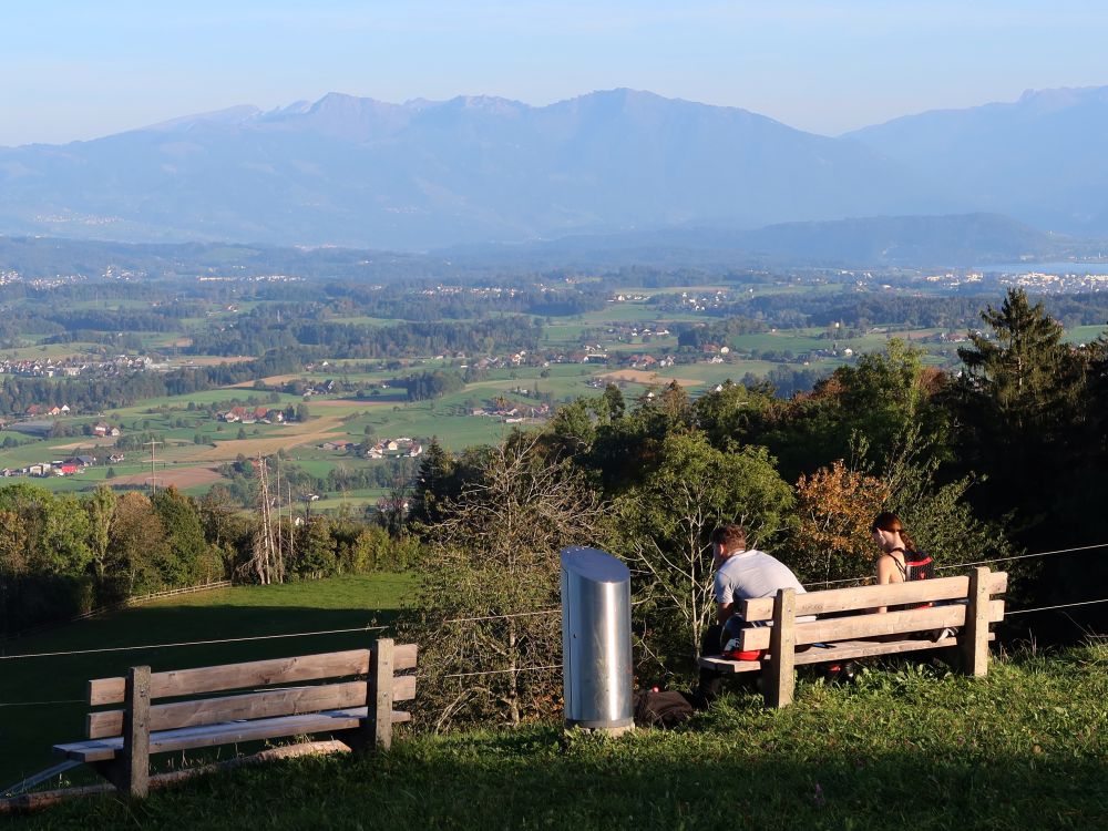 Sitzbänke mit Blick auf Speer und Federispitz