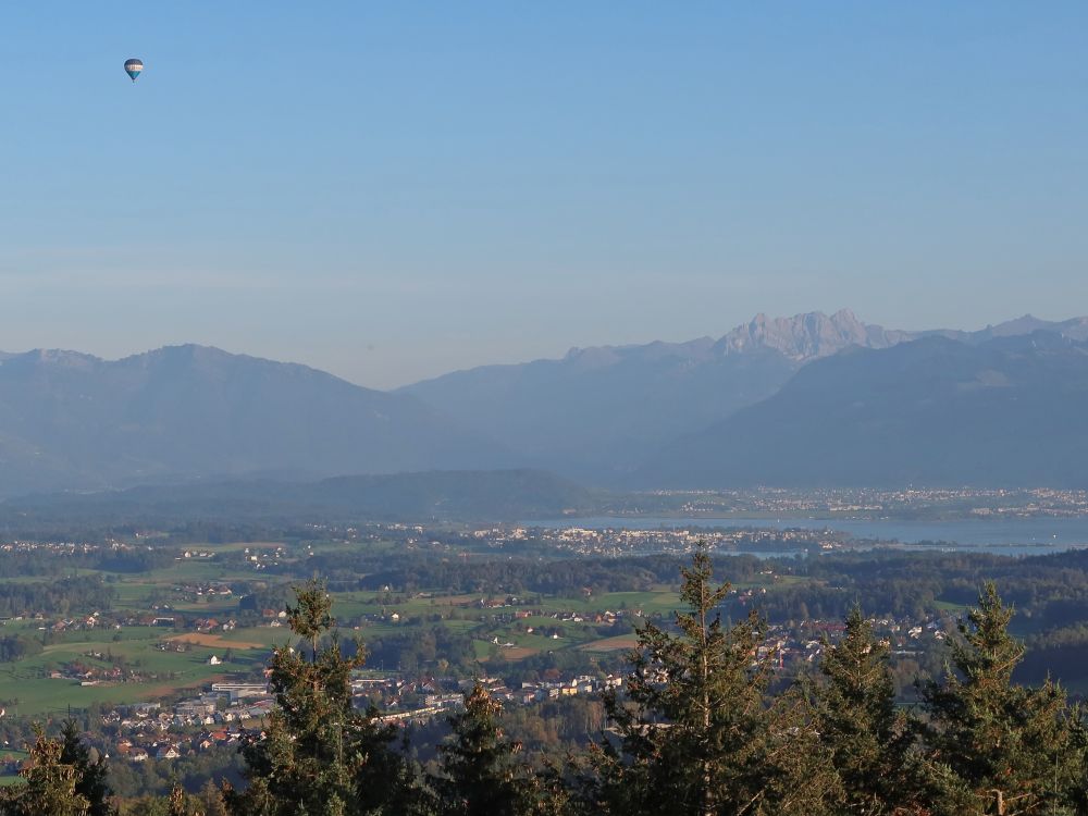 Ballon, Federispitz und Mürtschenstock, darunter Rapperswil