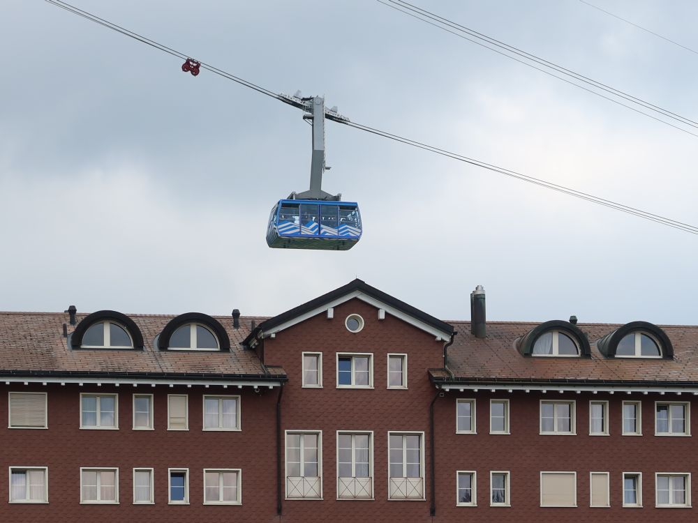 Seilbahngondel überm Gebäude