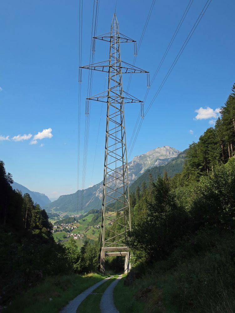 Strommast auf Betonstelzen