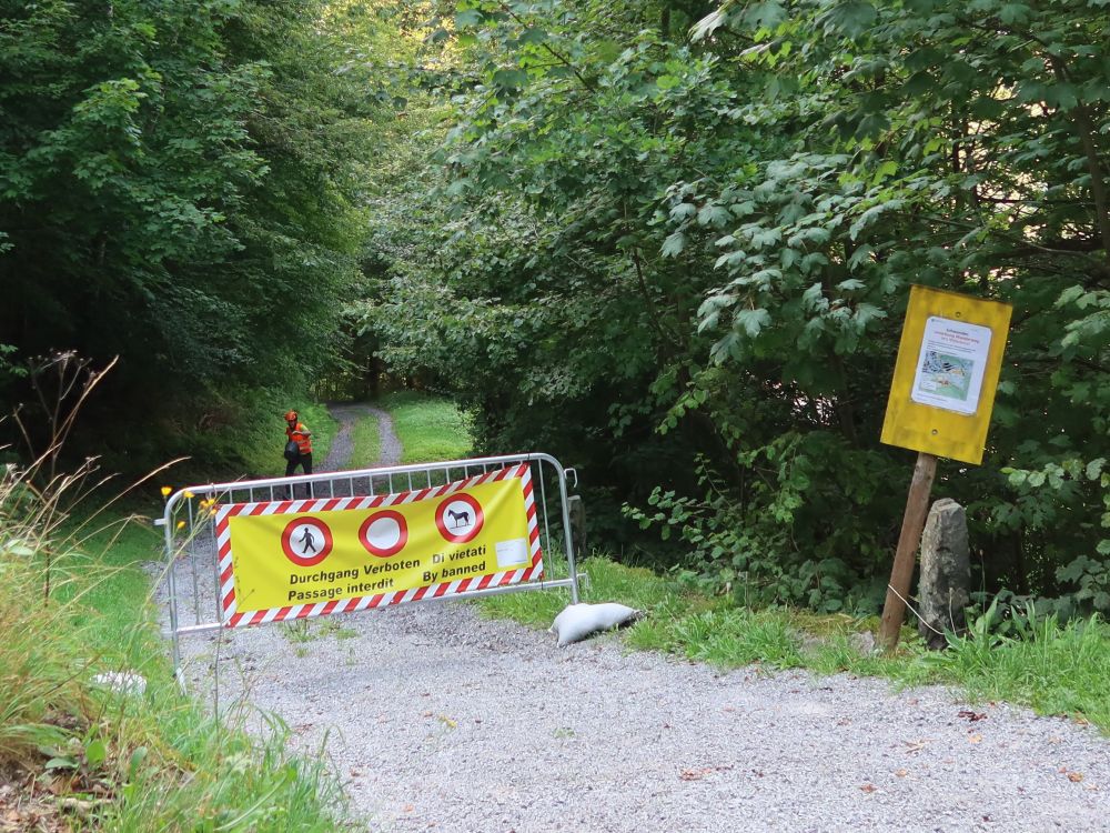 Absperrung wegen Hangrutsch