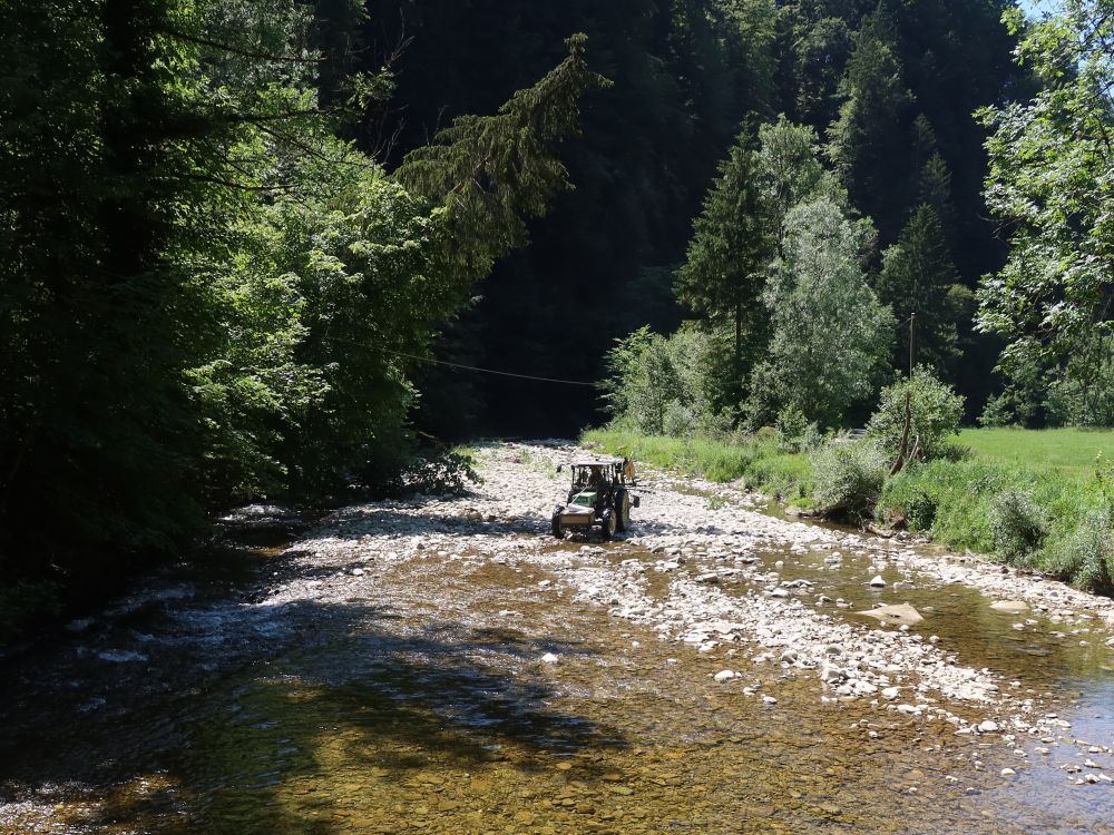 Traktor im Flussbett