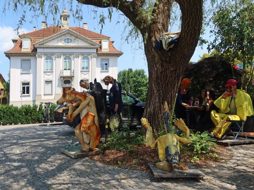 Figuren unterm Baum bei Musikschule Werdenberg