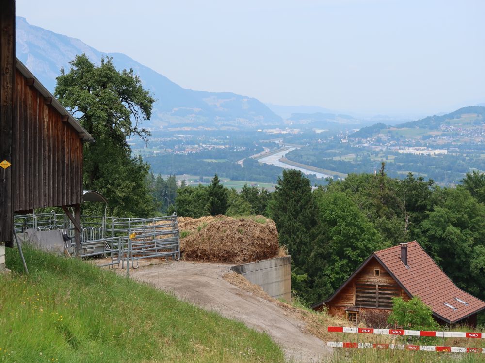 Bauernhöfe Hostest und Blick ins Rheintal